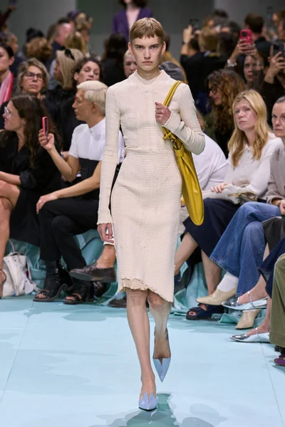 Look 32